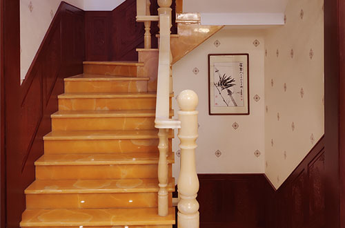 莎车中式别墅室内汉白玉石楼梯的定制安装装饰效果