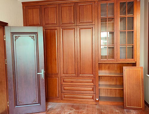 莎车中式家庭装修里定制的实木衣柜效果图